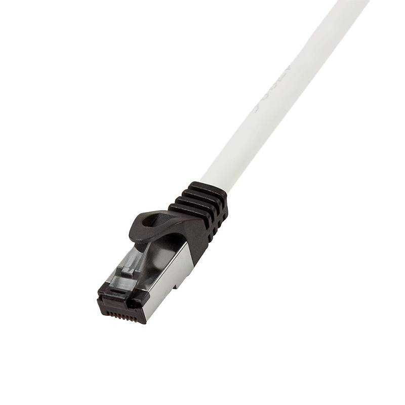 Nahaufnahme eines weißen Ethernet-Netzwerkkabels mit RJ45-Stecker auf einfarbigem Hintergrund.