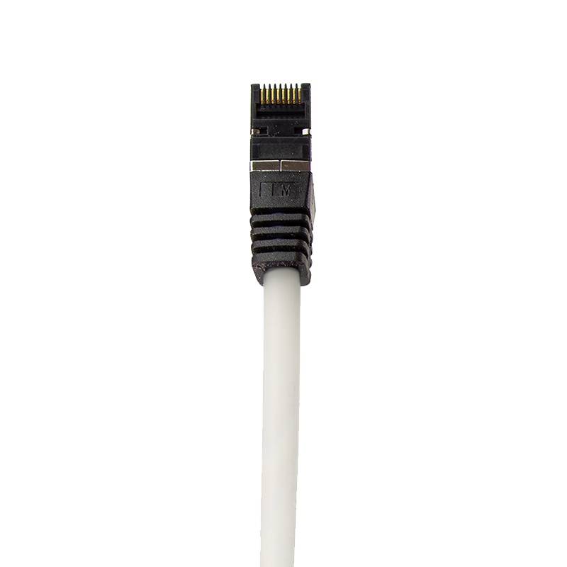 Nahaufnahme eines weißen Ethernet-Kabels mit einem RJ45-Netzwerkstecker auf einem schlichten Hintergrund.