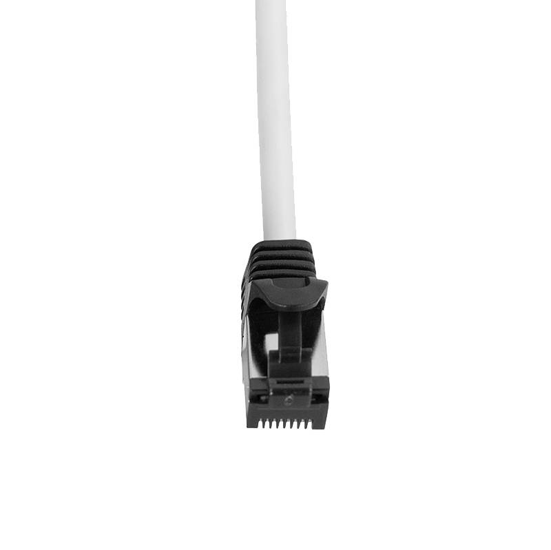 Weißes Ethernet-Kabel mit schwarzem RJ45-Steckverbinder auf einem einfachen weißen Hintergrund.