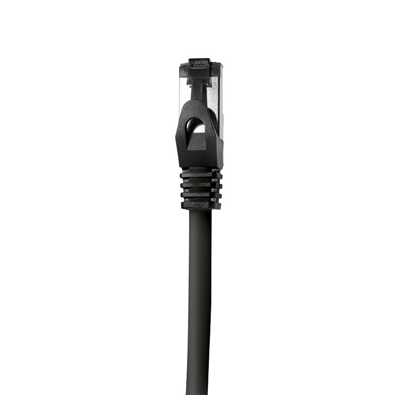Schwarzes RJ45-Ethernet-Kabel mit Kunststoffstecker, vertikal auf weißem Hintergrund dargestellt.