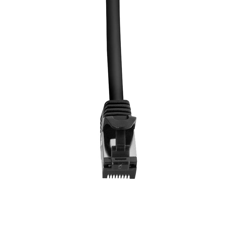 Schwarzes Ethernet-Kabel mit RJ45-Stecker vor weißem Hintergrund dargestellt.