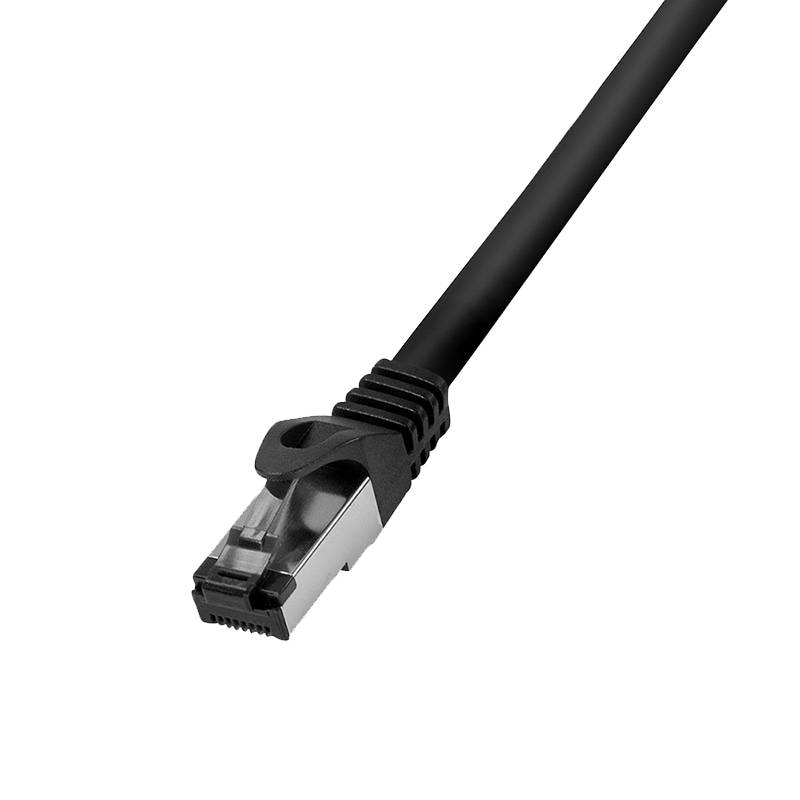Schwarzes Ethernet-Kabel mit einem RJ45-Stecker auf weißem Hintergrund.