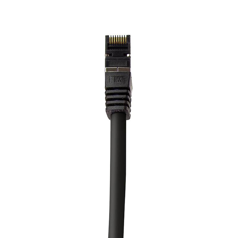 Schwarzes Ethernet-Netzwerkkabel mit RJ45-Stecker vor einem einfachen weißen Hintergrund gezeigt.