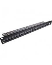 Schwarze 48er-Rack-Einbau-Patchpanel mit nummerierten RJ45-Keystone-Ports und Metallmontageösen, dargestellt auf weißem Hintergrund.