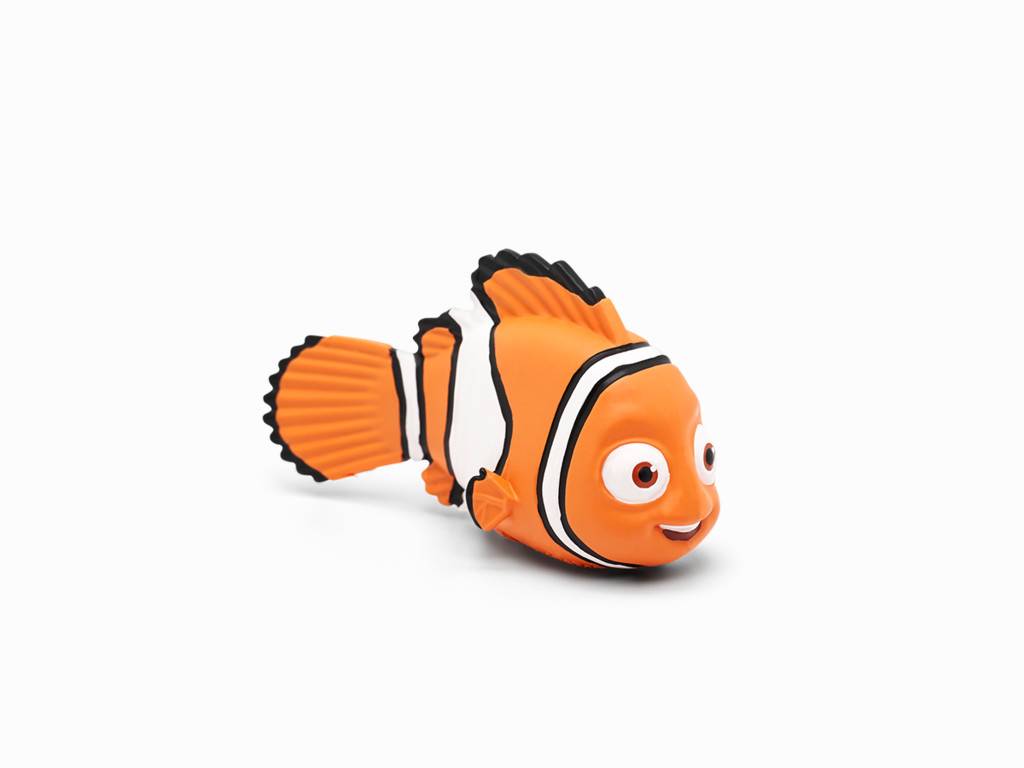 Orangefarbenes Clownfisch-Spielzeug auf weißem Hintergrund, in Seitenansicht dargestellt.