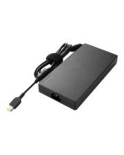 Schwarzer Laptop-Stromadapter mit angeschlossenem Kabel und Steckverbinder auf weißem Hintergrund.