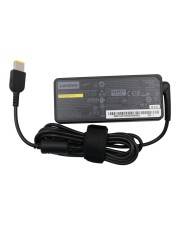 Schwarzer Lenovo-Laptop-Netzteil mit angebrachtem USB-C-Kabel und Spiralkabel auf weißem Hintergrund.