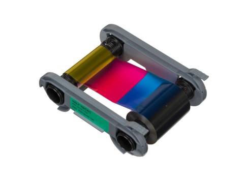 Eine kompakte Farbband-Patrone für Kartendrucker mit gelben, magenta-, cyan- und schwarzen Farbpaneelen in einem grauen Kunststoffrahmen.