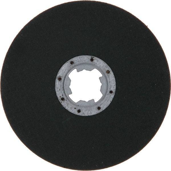 Ein schwarzes kreisförmiges Schleifrad mit silbernem Metallzentrum, das für Schneid- oder Schleifarbeiten in industriellen Anwendungen verwendet wird.