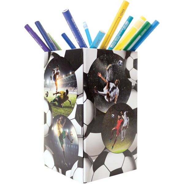 Dekorierter Stifthalter mit Fußballmuster und Fußball-Aktionsfotos, gefüllt mit bunten Stiften und Bleistiften.