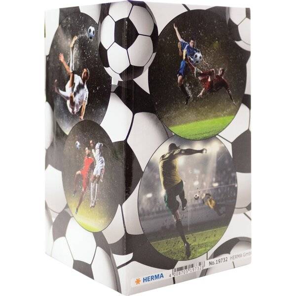 Produktbox mit Fußballthema mit Fotos von Spielern, die einen Ball treten und köpfen, vor einem schwarz-weißen Fußballhintergrund.