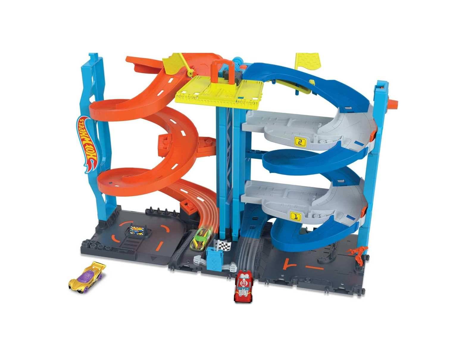Spielzeug Hot Wheels Spielset mit zwei Spiralrampen, einem zentralen Aufzug und zwei Autos auf einer mehrstöckigen Rennbahn.