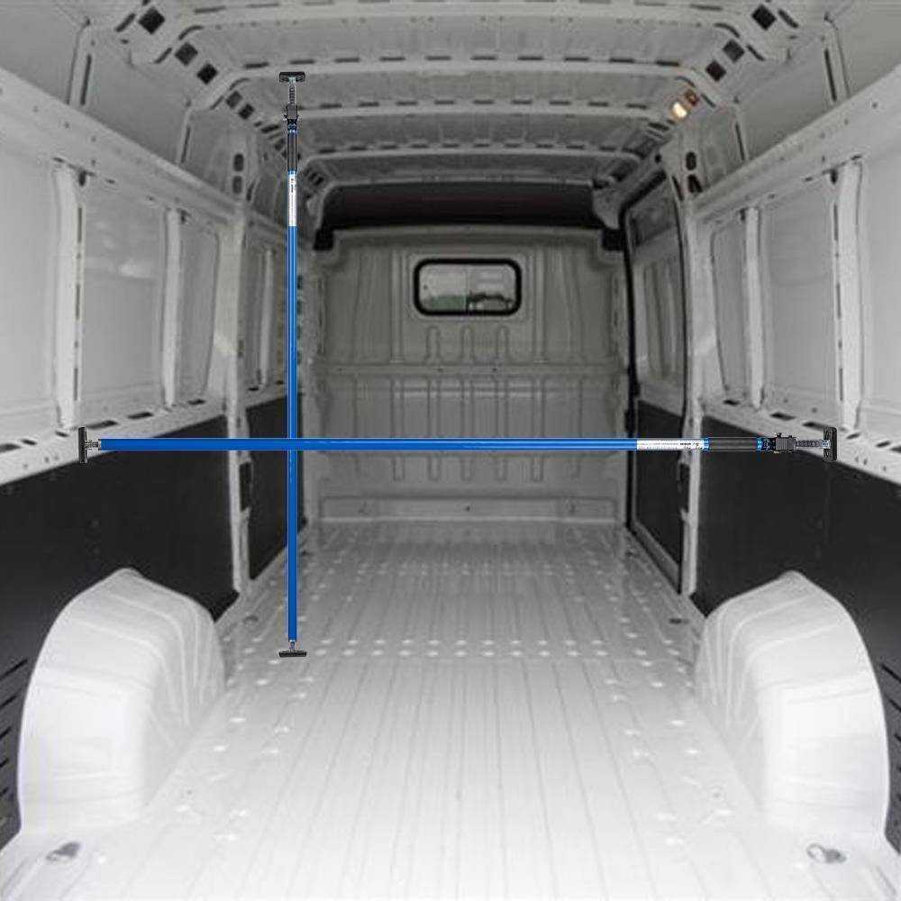 Leerer weißer Laderaum eines Transporters mit blauen Messlinen, die Länge und Breite des Laderaums markieren.