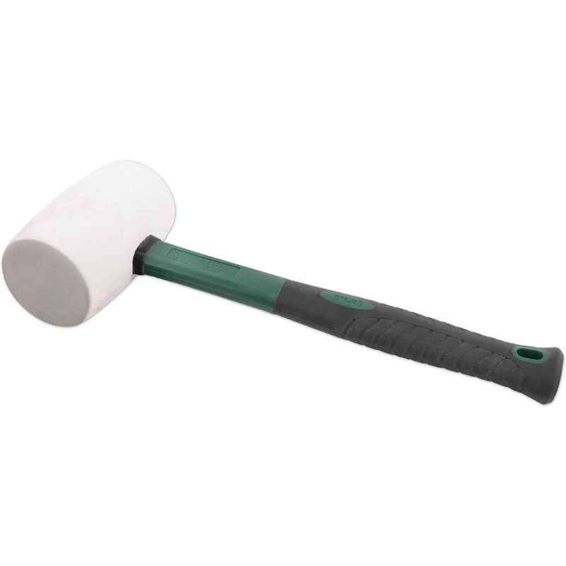 Ein Gummihammer mit einem weißen Kopf und einem grün-schwarzen Griff, der für sanfte Kraftanwendung bei Bau- oder Reparaturarbeiten verwendet wird.