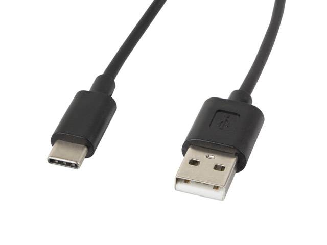 USB-Kabel mit USB-C-Anschluss an einem Ende und USB-A-Anschluss am anderen Ende, gezeigt auf weißem Hintergrund