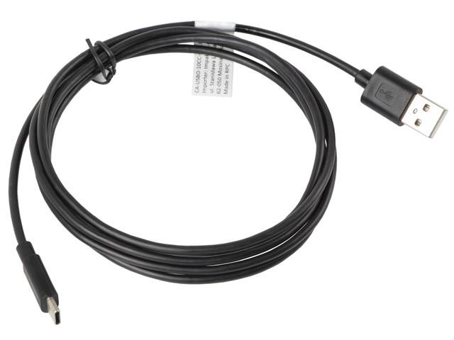 Schwarzes USB-zu-USB-C-Ladekabel aufgerollt auf weißem Hintergrund, mit USB-A-Stecker auf der einen Seite und USB-C-Stecker auf der anderen Seite.