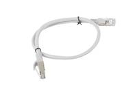 Weißes Ethernet-Kabel mit RJ45-Anschlüssen an beiden Enden, aufgerollt vor einem schlichten Hintergrund.