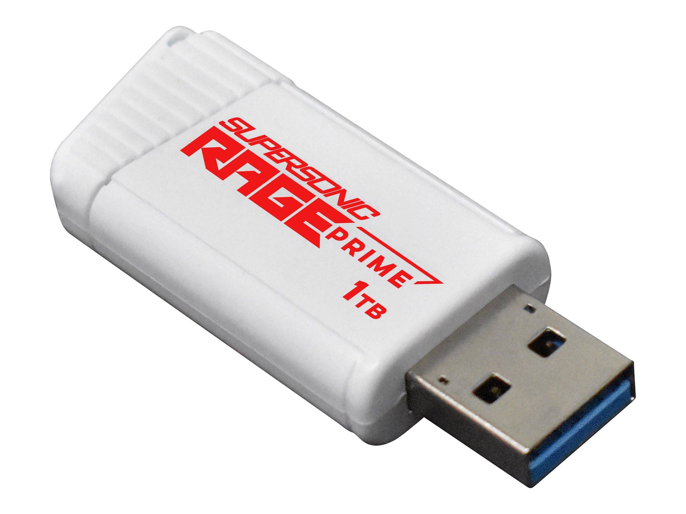 Weißes USB-Flash-Laufwerk mit der Bezeichnung "SUPERSONIC RAGE PRIME 1TB"" und USB-A-Anschluss.