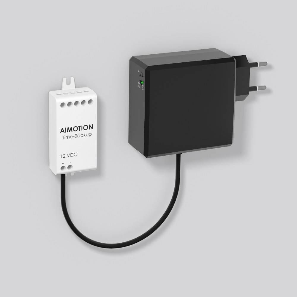 AIMOTION Zeit-Backup 12 VDC Modul über ein Kabel mit einem Steckernetzteil verbunden.
