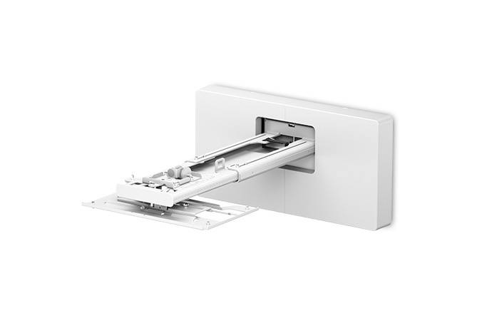 Wandmontiertes weiße klappbare Bügelplatte, die aus einem eingelassenen Schrank ausgeklappt ist.