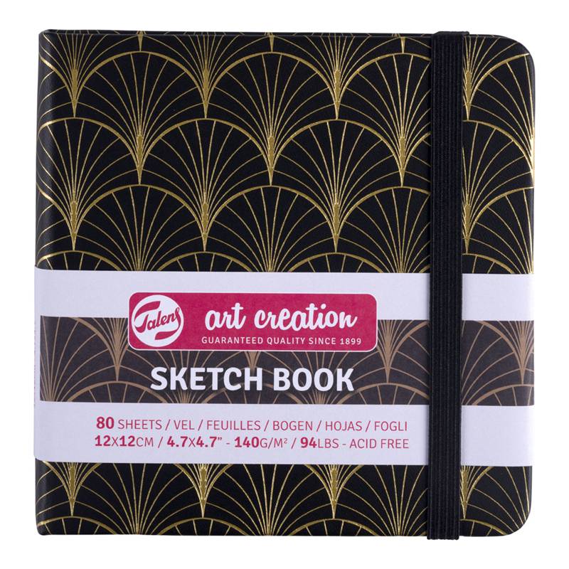Ein kleines quadratisches Skizzenbuch mit schwarzem Einband und goldenem geometrischem Muster. Es enthält 80 säurefreie Blätter und ist mit einem schwarzen Gummiband versehen.