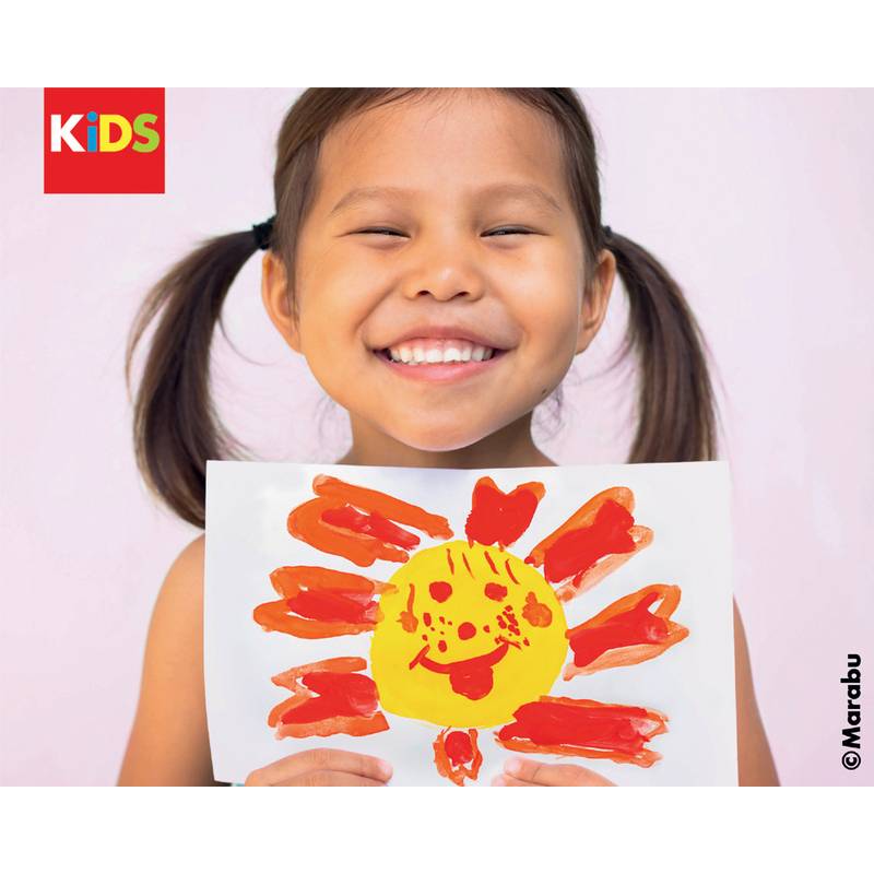 Kind lächelt und hält ein buntes Gemälde einer Sonne mit einem fröhlichen Gesicht, das rote und gelbe Striche aufweist. Das 'KIDS' Logo befindet sich in der Ecke.