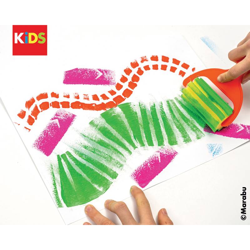 Eine Person verwendet eine grüne Farbwalze mit einem gewellten Muster, um farbenfrohe Designs auf weißem Papier zu erstellen, die rote, rosa und orangefarbene Formen aufweisen.