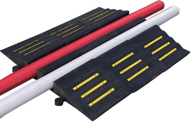 Gummi-Schlauchbrücke L1010xB290xH135mm f.2 Schläuche b.125mm PARSCH