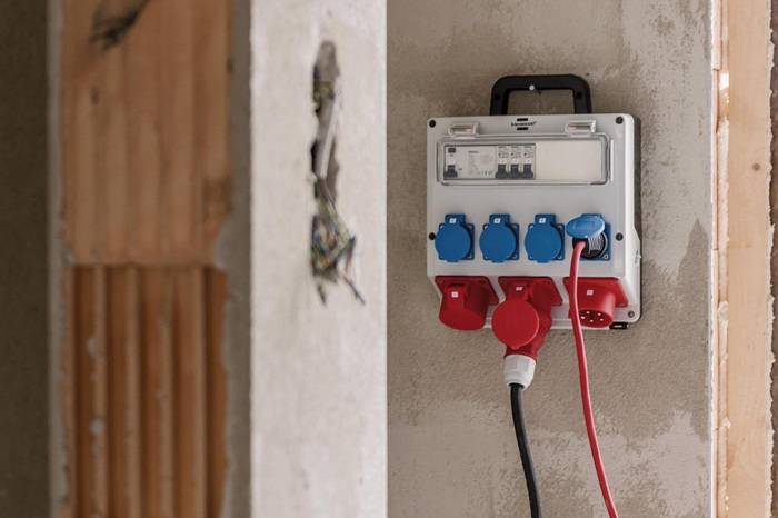 Kunststoffwandverteiler CEE-32A,5-polig 1xCEE 16 A,1xCEE 32A,4x230V BRENNENSTUHL