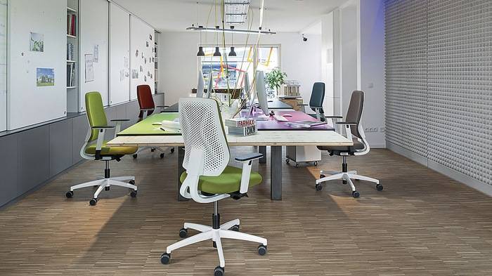 Bürodrehstuhl m.Synchrontechnik rot 390-510mm m.Armlehnen Trgf.110kg DAUPHIN