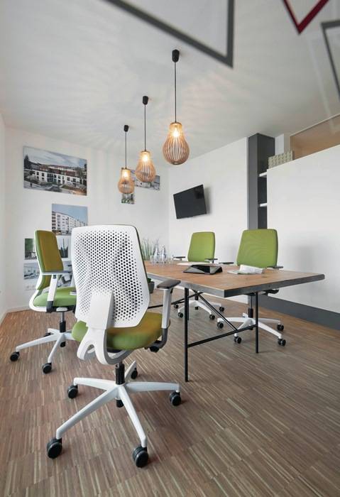 Bürodrehstuhl m.Synchrontechnik rot 390-510mm m.Armlehnen Trgf.110kg DAUPHIN