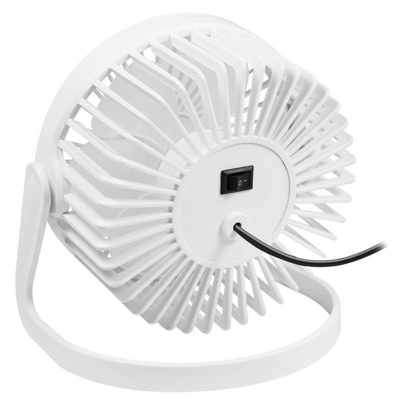 Ein weißer, kompakter Schreibtischventilator, von hinten betrachtet, mit angeschlossenem USB-Netzkabel und einem schwarzen Ein-/Ausschalter.