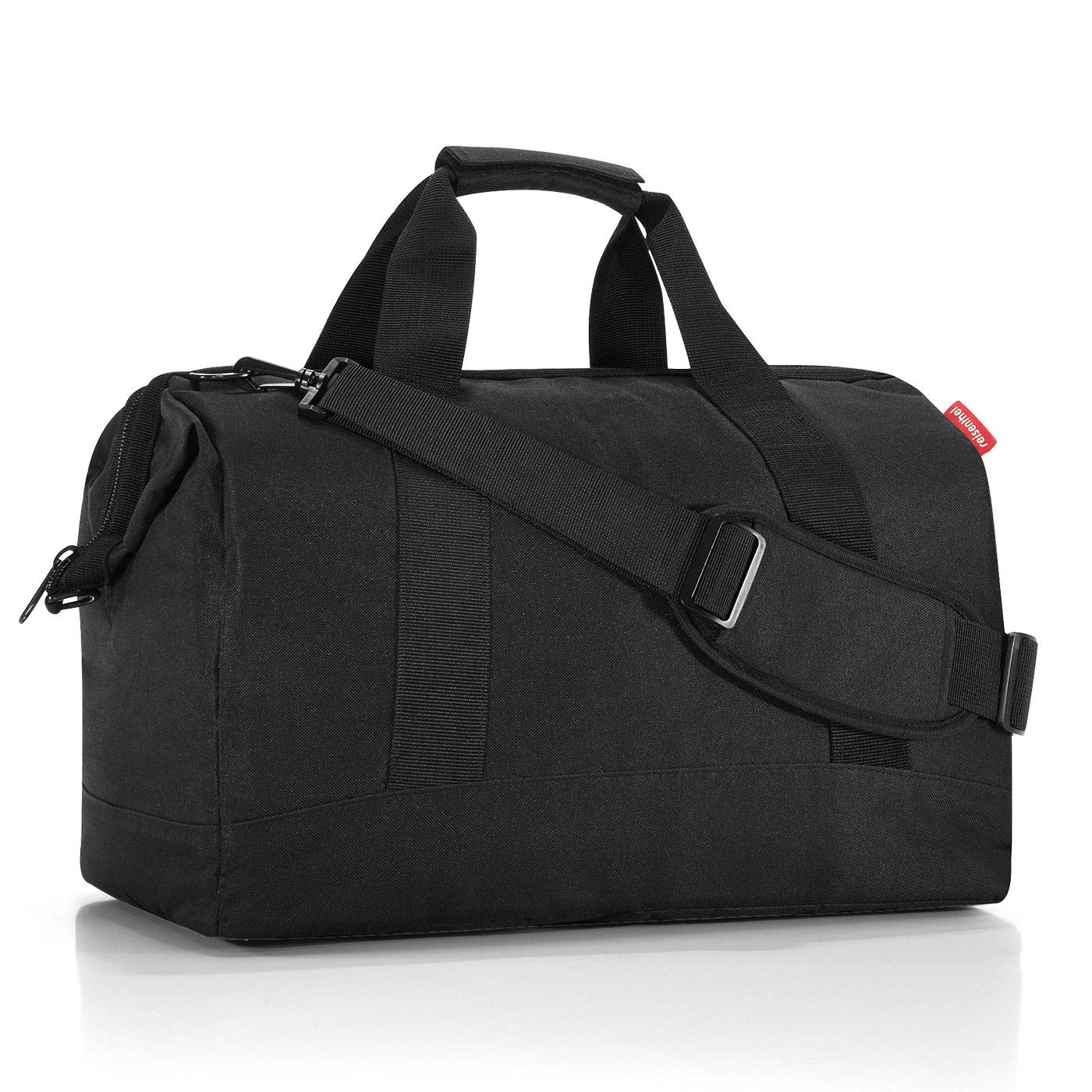 Schwarze Reisetasche mit Griffen oben und verstellbarem Schultergurt auf weißem Hintergrund