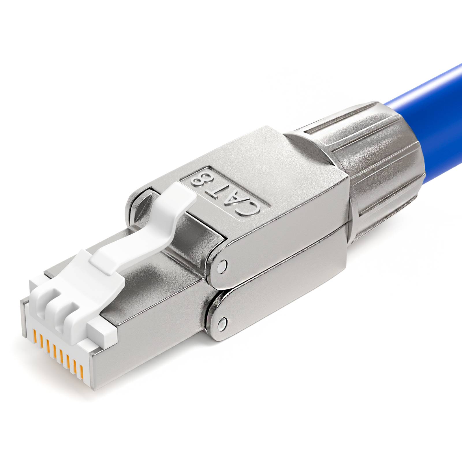 Metallischer CAT8-Ethernet-Kabelstecker mit blauem Kabel und weißem Riegel auf weißem Hintergrund.