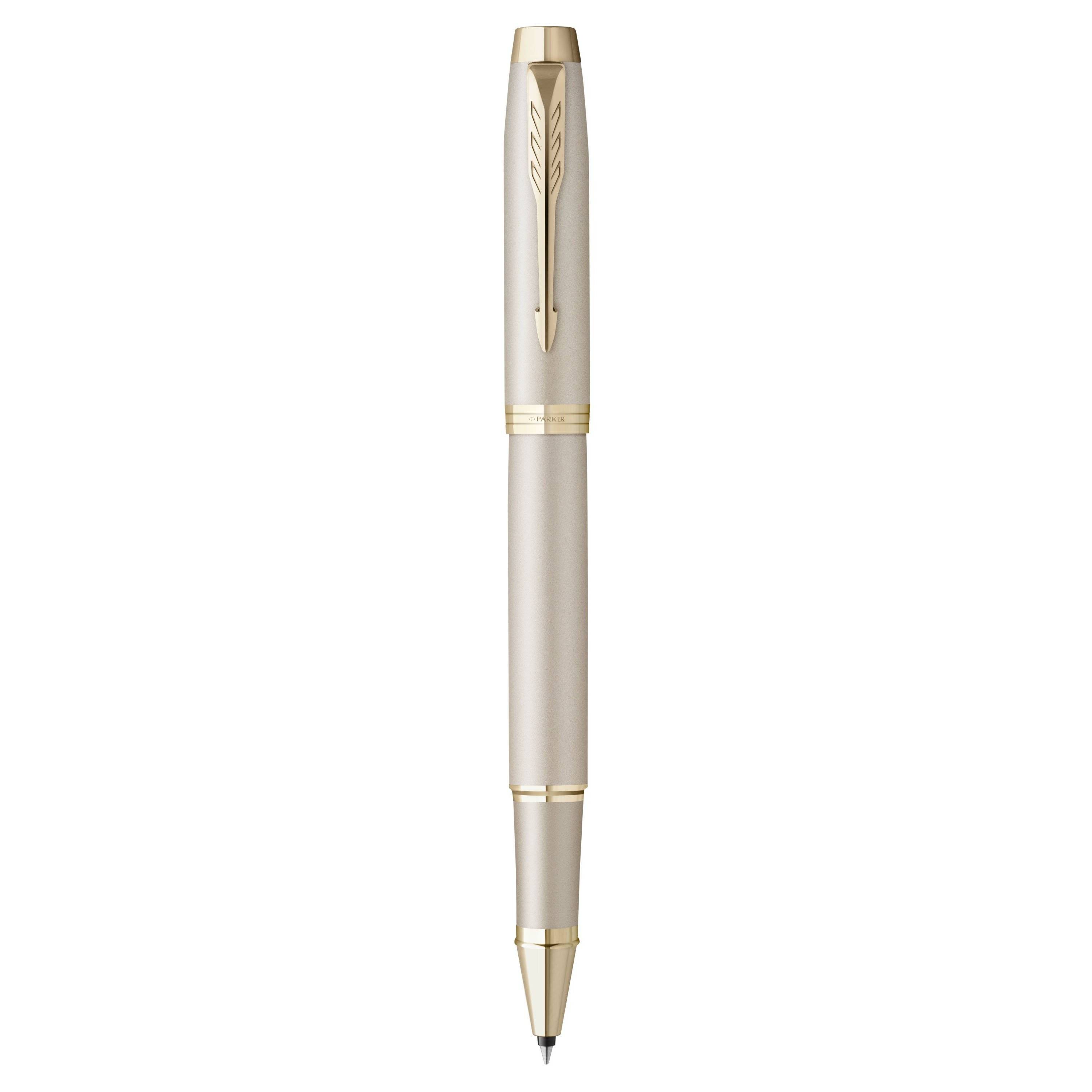 Ein schlanker beiger Stift mit goldenen Akzenten und einer Klemme zeichnet sich durch ein elegantes Design aus und eignet sich sowohl für den beruflichen als auch für den persönlichen Gebrauch.