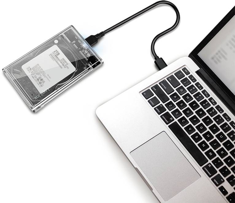 Ein klarer Laptop, der die Ecke einer Tastatur zeigt, die über ein Kabel mit einer externen Festplatte verbunden ist und Datenspeicherung symbolisiert.