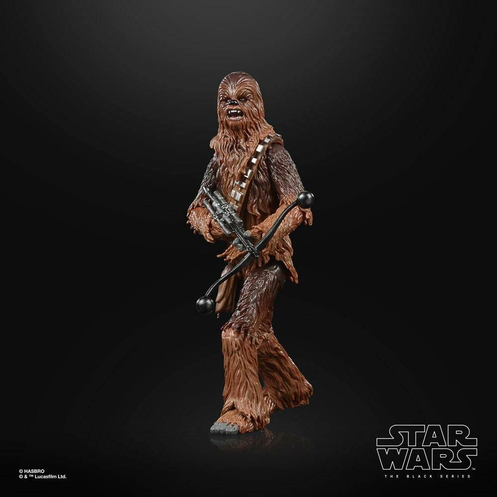 Chewbacca-Actionfigur mit einem Bowcaster, posiert vor schwarzem Hintergrund mit Star Wars: The Black Series Logo.