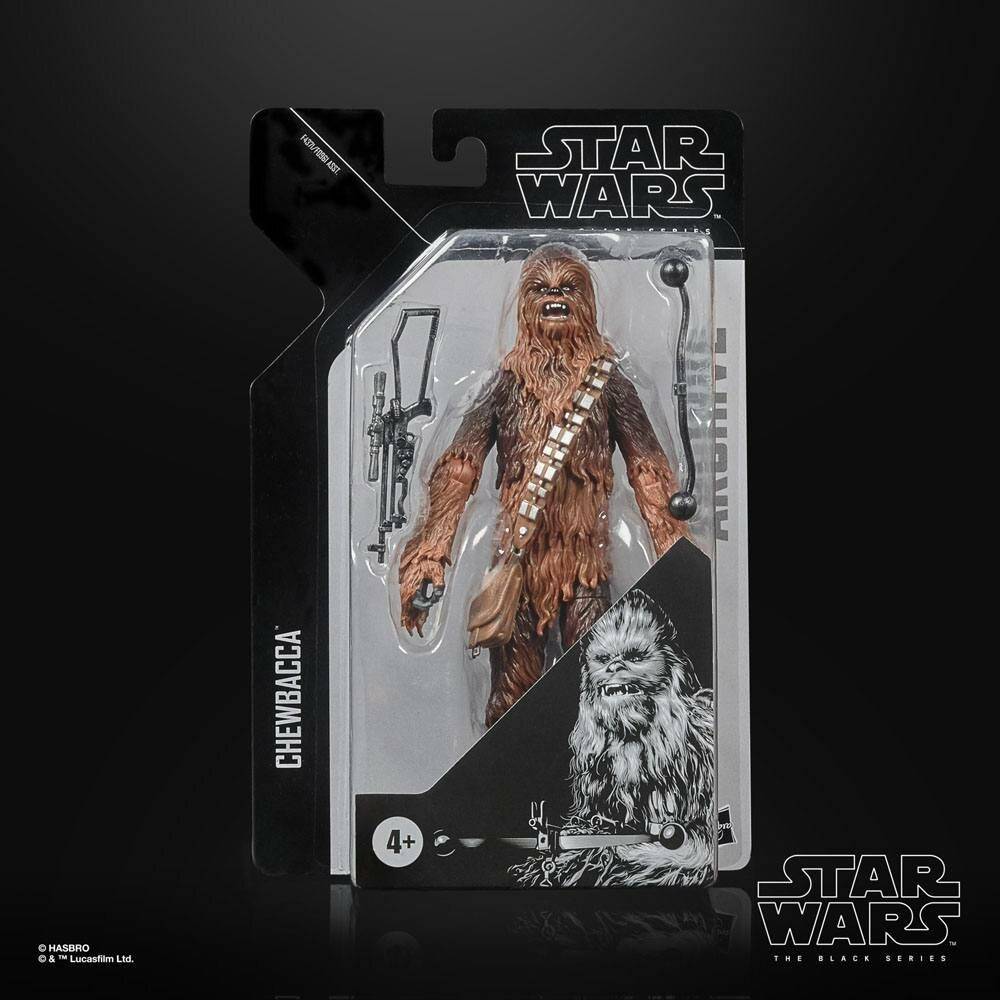 Eine Star Wars Black Series Chewbacca Actionfigur in Einzelhandelsverpackung, frontal dargestellt mit beiliegender Blaster-Waffe und Charakterillustrationen.