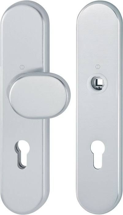 Eine Nahaufnahme einer silbernen Türschlossbeschlaggarnitur mit einem Drehknopf auf der linken Seite und einem Schlüsselloch am unteren Ende beider Platten, mit einem modernen Design.
