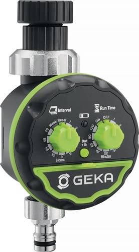 GEKA automatischer Bewässerungstimer mit zwei grünen Zifferblättern für Intervall und Laufzeit, montiert auf einem Schlauchanschluss.
