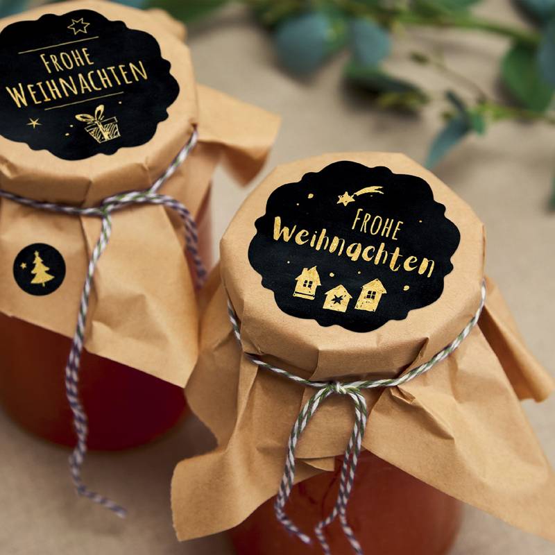 Gläser in braunes Papier gewickelt und mit Bindfaden umwickelt, mit der Aufschrift 