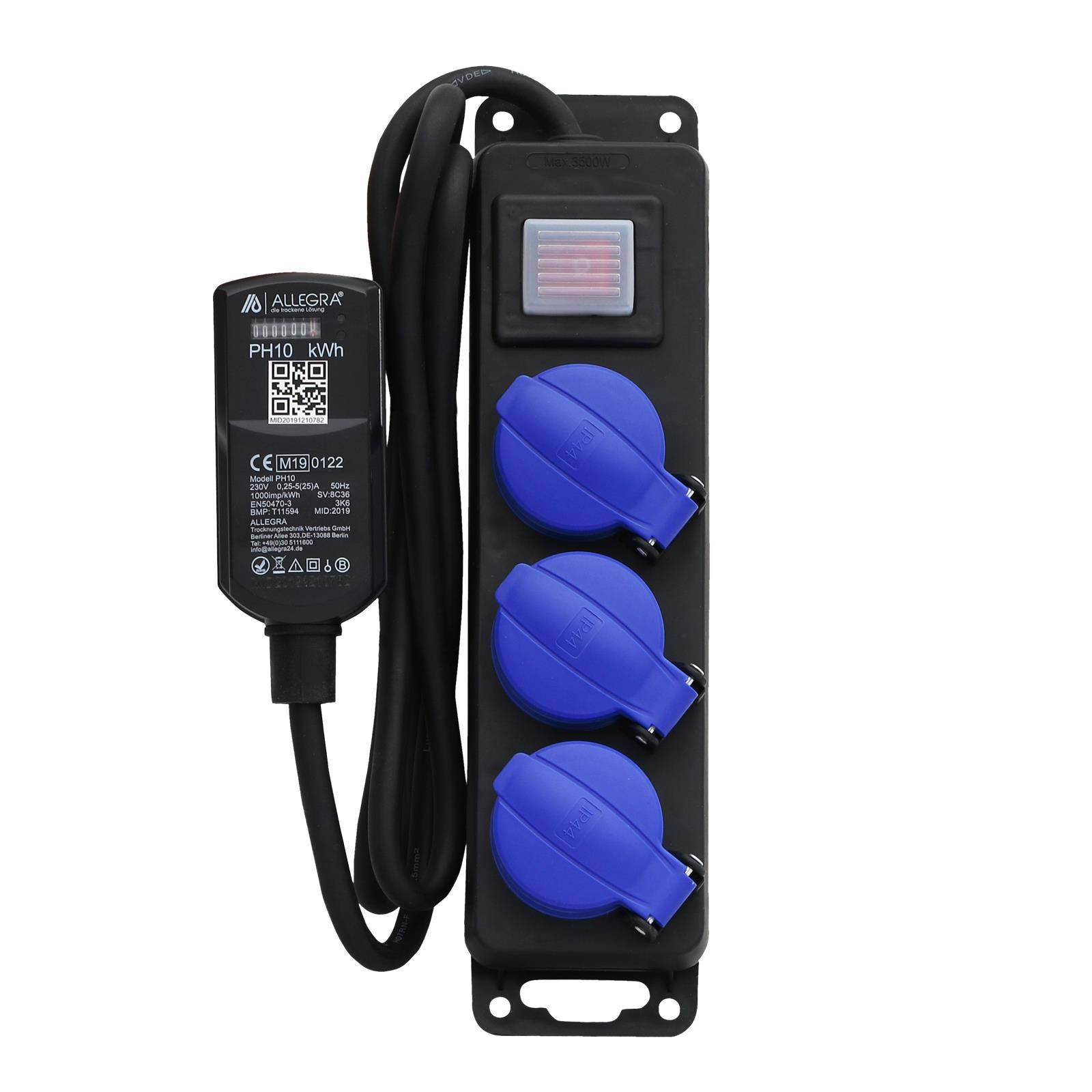 Schwarze Elektro-Ladeleiste mit drei blau abgedeckten Steckdosen, angebrachtem Kabel und kleinem Anzeigedisplay auf weißem Hintergrund.