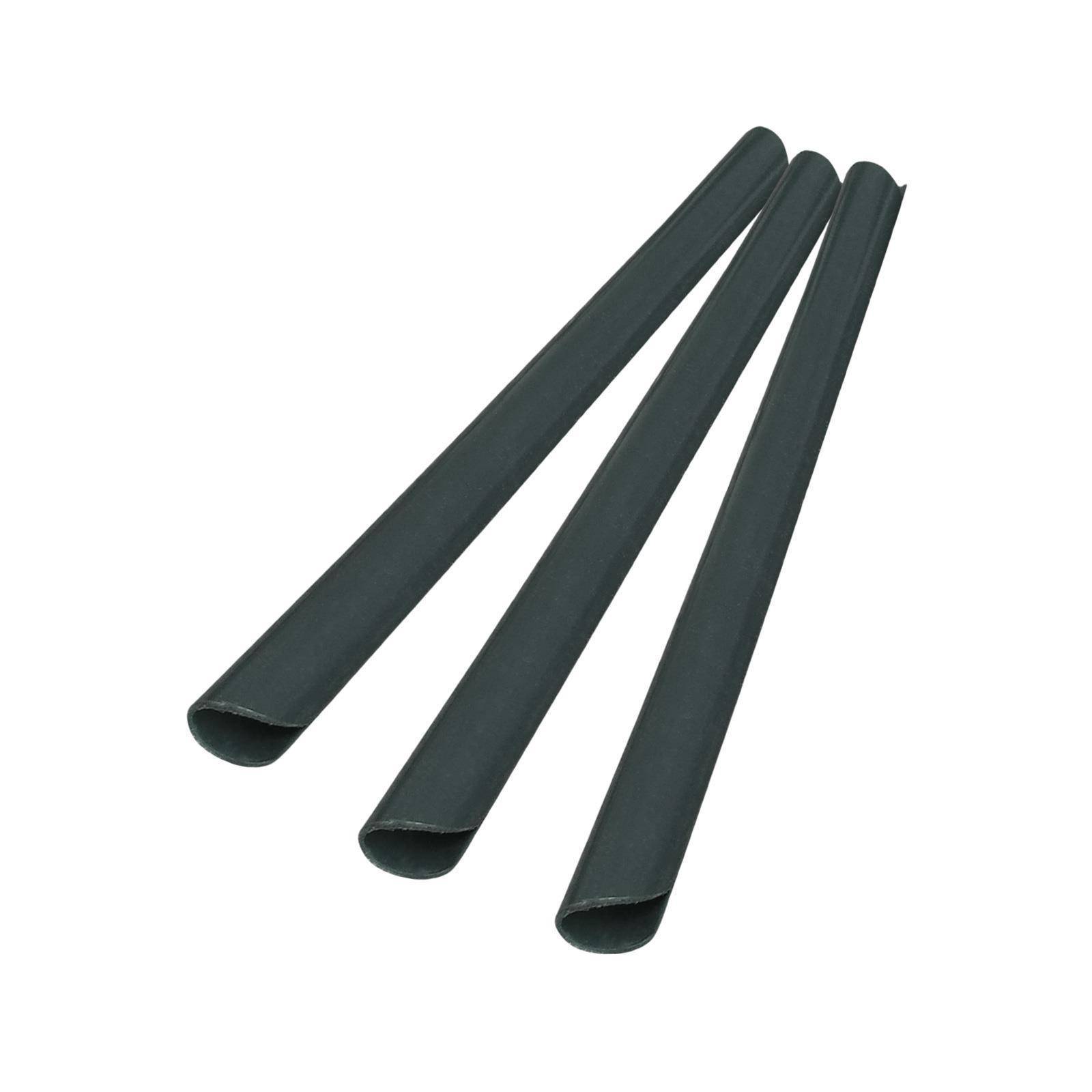 Drei dunkelgrüne flexible Schläuche oder Hülsen, diagonal auf weißem Hintergrund angeordnet.