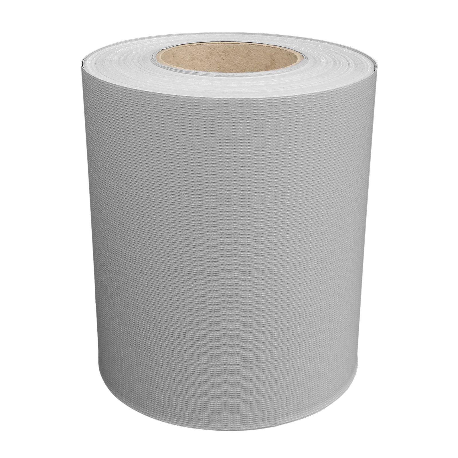 Eine große graue Rolle aus strukturiertem Material, wahrscheinlich Stoff oder Klebeband, aufrecht auf weißem Hintergrund dargestellt.