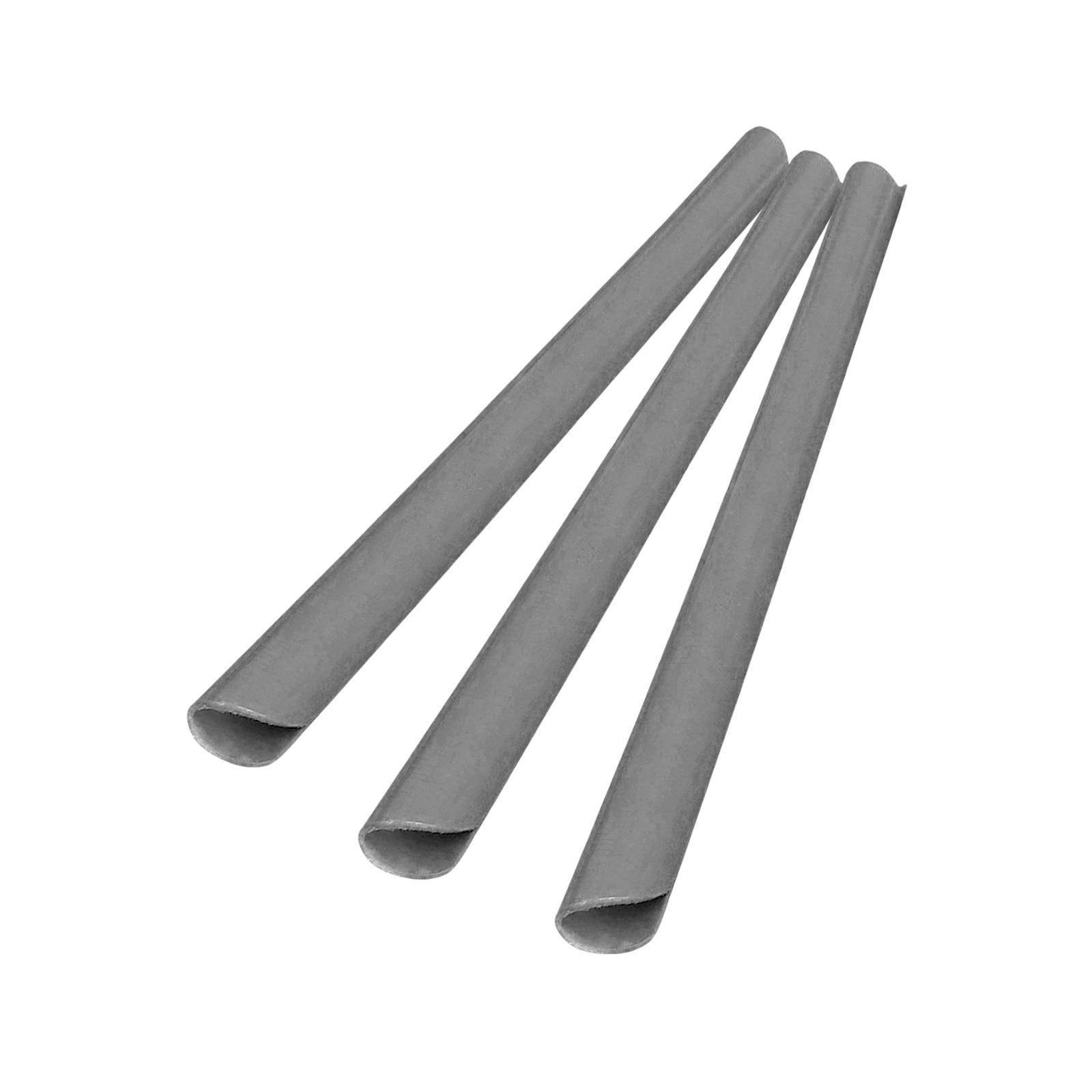 Drei graue Metallrohre oder -rohre diagonal auf weißem Hintergrund angeordnet.
