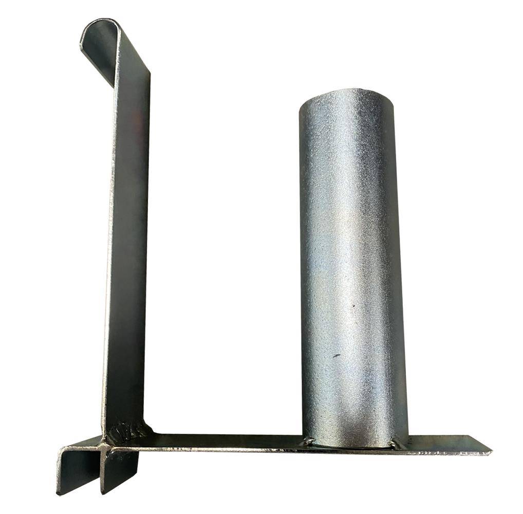 Metallmontagebracket mit einer vertikalen L-förmigen Stütze und einem an einer flachen Basisplatte angebrachten Zylindrohr.