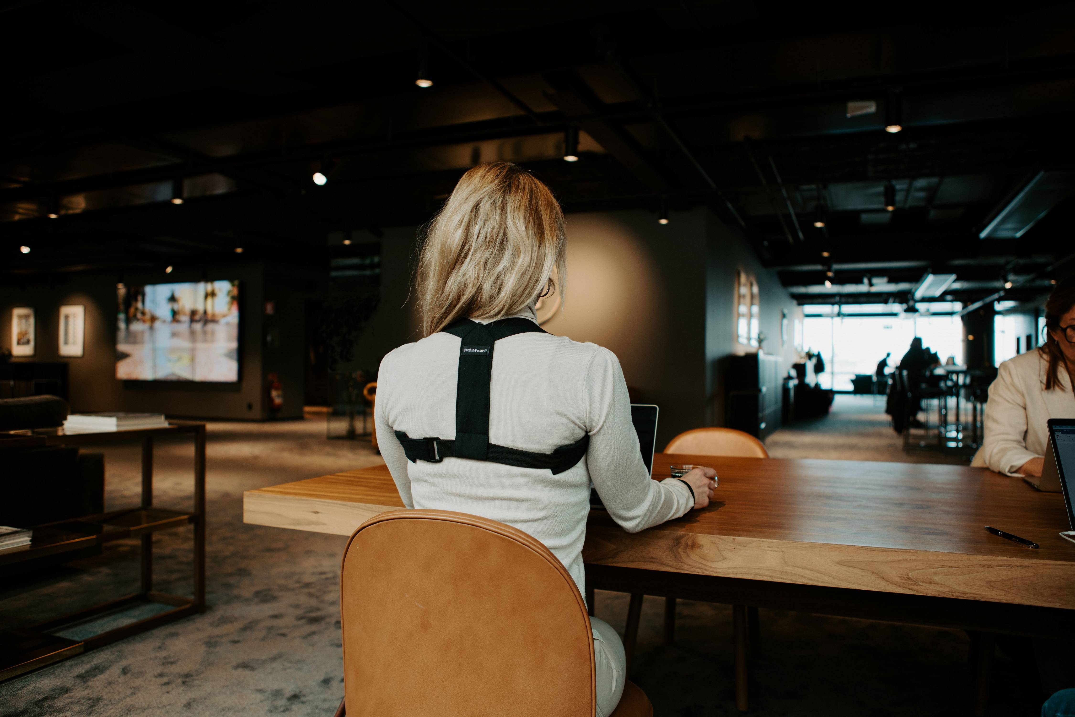 SWEDISH POSTURE Flexi Haltungsstütze schwarz M-L | Geradehalter Rückentrainer | bessere Körperhaltung | Schmerzlinderung