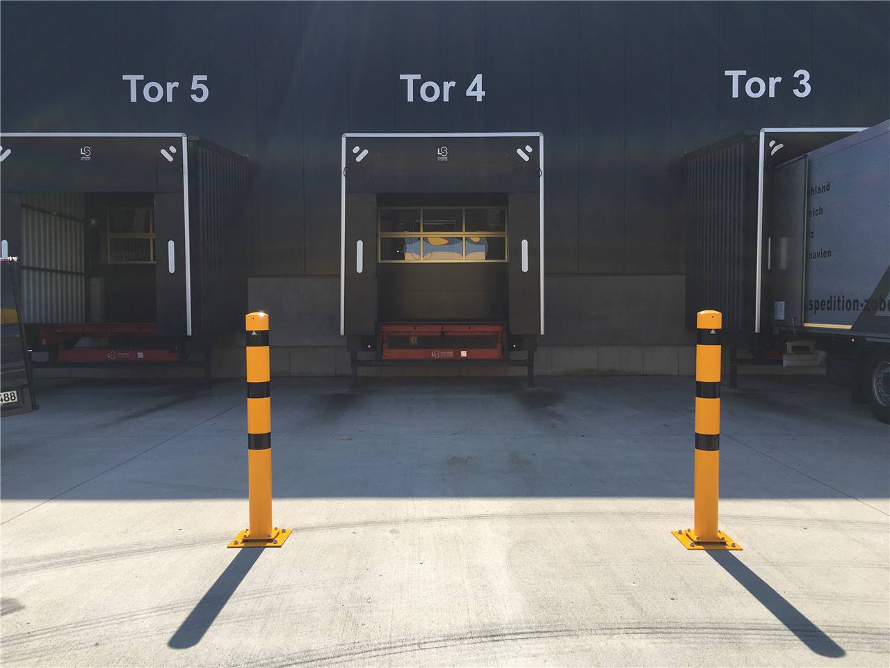 Schake 489NPBG Absperrpfosten Stahlrohr Ø 89 x 2,9 mm allseitig neigbar gelb / schwarz ohne Öse