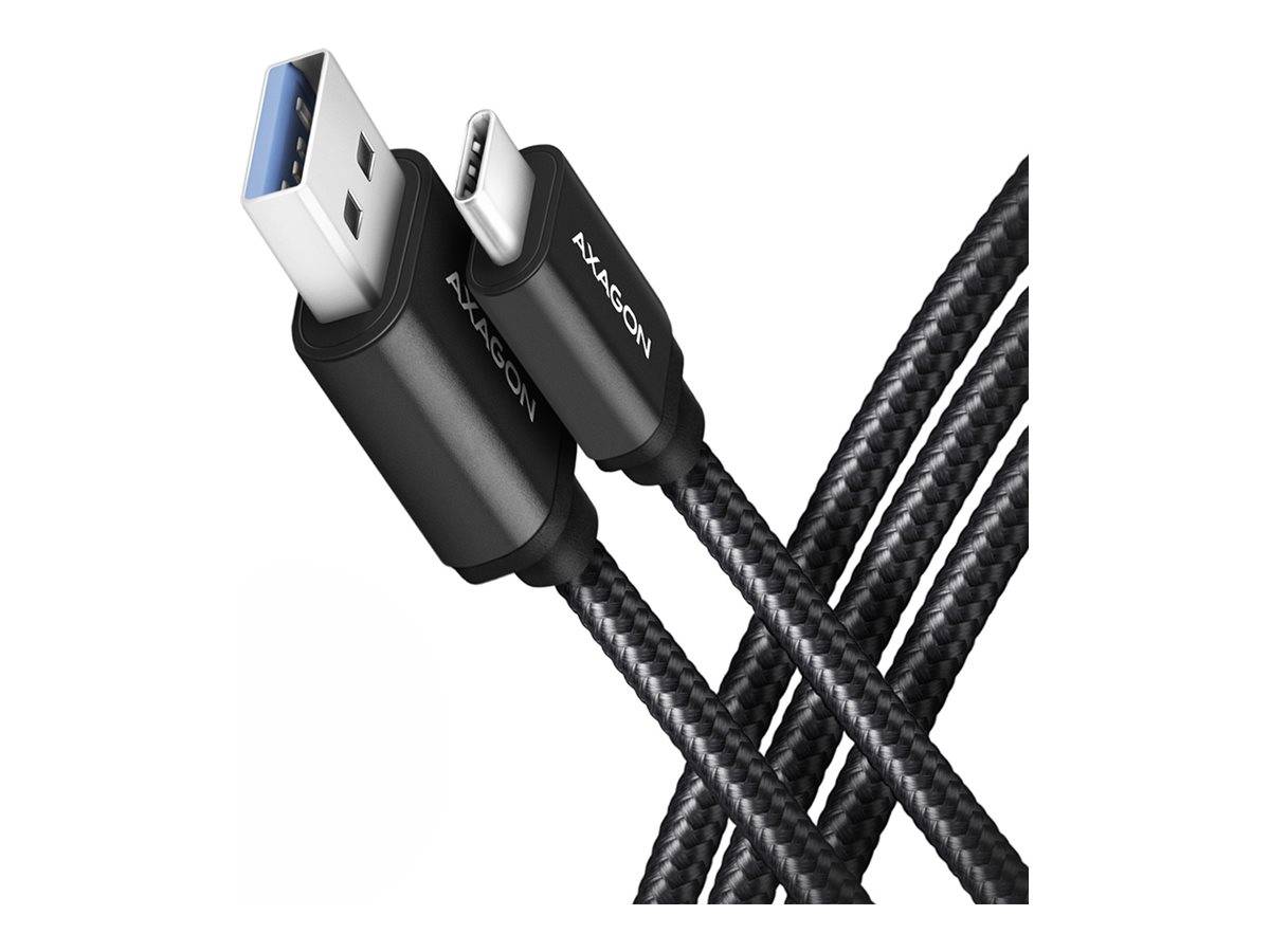 Nahaufnahme von zwei geflochtenen Ladekabeln mit USB-A- und USB-C-Anschlüssen, die sich auf weißem Hintergrund kreuzen.