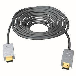 Aufgerolltes HDMI-Kabel mit Anschlüssen an beiden Enden, vor weißem Hintergrund abgebildet.